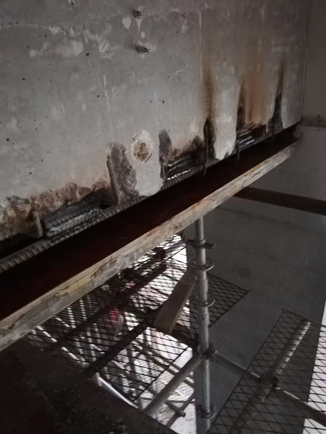 海西梁钢筋少了怎么加固